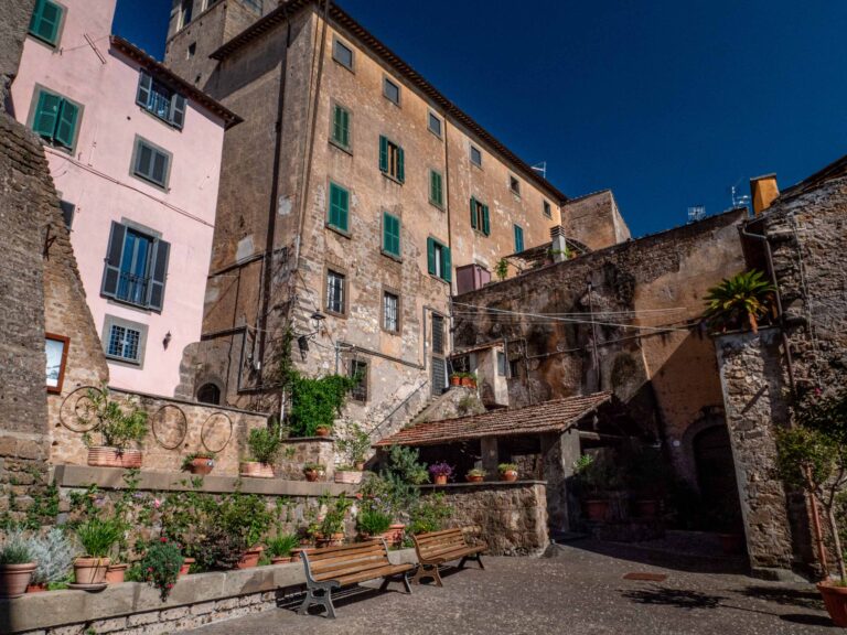 Altra visione della parte centrale di vicolo del Sole, presenza di un fontanile sulla destra